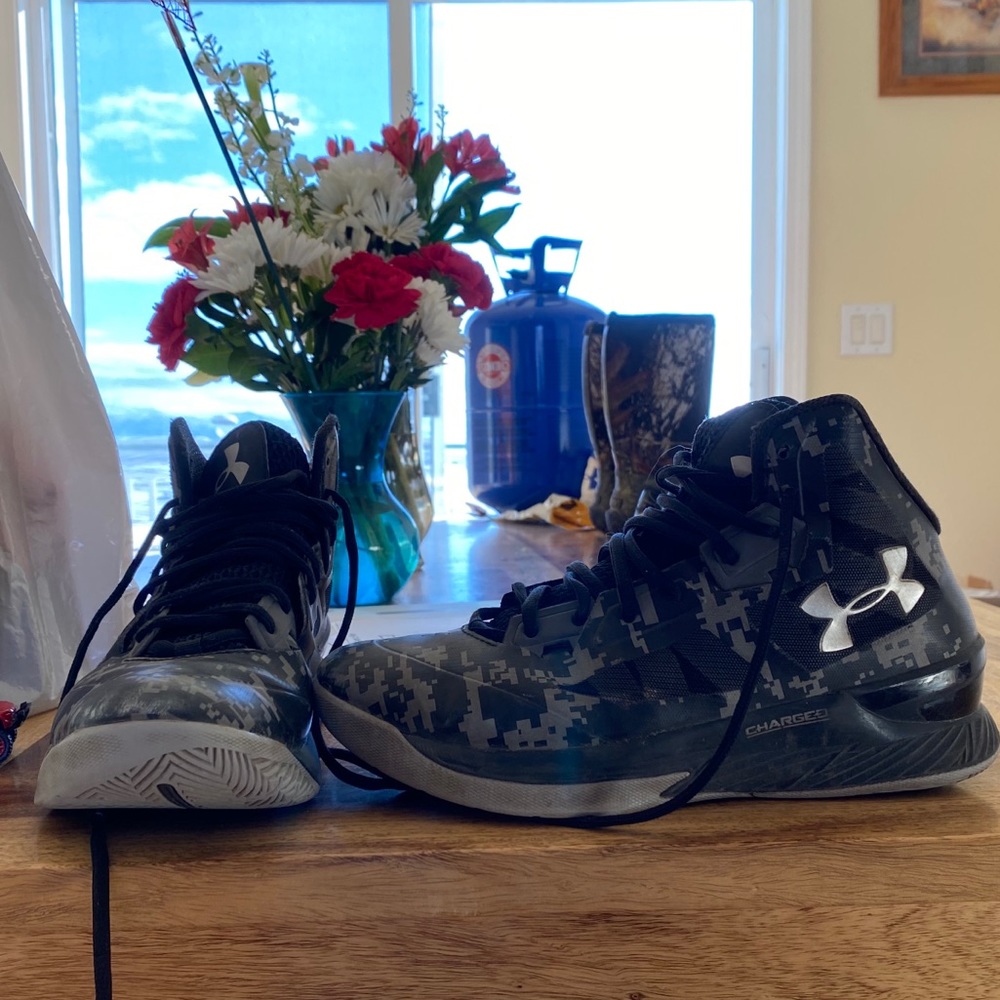 Basketball shoes